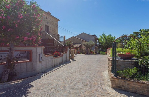Crecchio House | Beautiful apartment in villa for 4 guests with WIFI, pool, TV, terrace and pets allowed