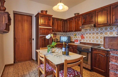 Porlezza House | Beautiful apartment in villa for 4 guests with WIFI, pool, TV, patio and pets allowed