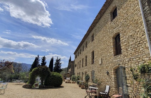 Viens Apartment | Beautiful apartment in a Provencal farmhouse with swimming pool, ideal for family or friends