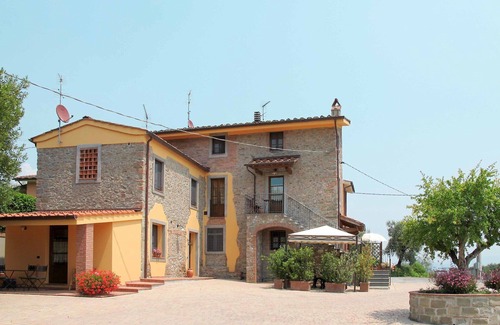 Montecarlo Villa | Beautiful apartment in villa for 6 guests with WIFI, pool, TV, patio and pets allowed