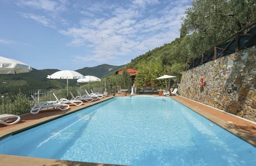 Cascine-La Croce Villa | Beautiful apartment in villa for 6 guests with pool, WIFI, TV, patio and pets allowed