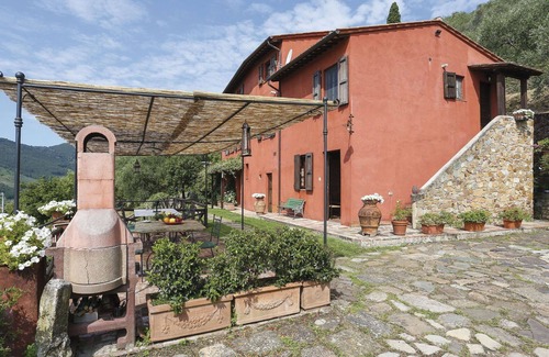 Cascine-La Croce Villa | Beautiful apartment in villa for 6 guests with pool, WIFI, TV, patio and pets allowed