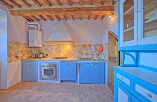 Poggibonsi Apartment | Beautiful apartment for 6 people with WIFI, pool, A/C, TV and panoramic view, close to San Gimig.
