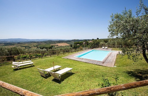Poggibonsi Apartment | Beautiful apartment for 6 people with WIFI, pool, A/C, TV and panoramic view, close to San Gimig.