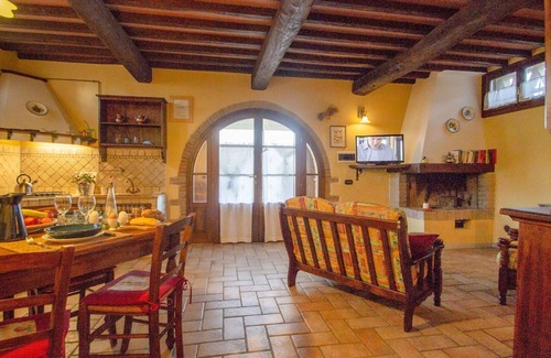 Poggiarello Villa | Beautiful apartment in villa with pool, WIFI, TV, terrace and pets allowed, close to San Gimignano