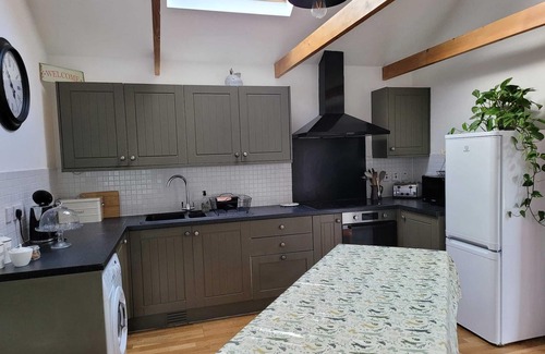 Harrietsham Cottage | Beautiful barn with private log fired hot tub overlooking the North Downs.