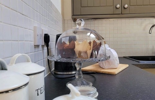 Harrietsham Cottage | Beautiful barn with private log fired hot tub overlooking the North Downs.