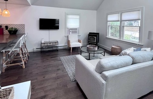 Snug Harbor House | Beautiful Beach Cottage 1 Mile From East Matunuck Beach