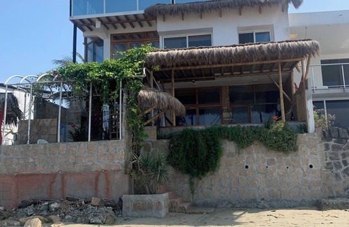 Manglaralto Bed & Breakfast | Beautiful Beachfront First Floor Apartment