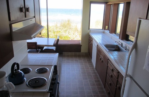 Watsonville House | Beautiful Beachfront Home for Gathering of Family & Friends