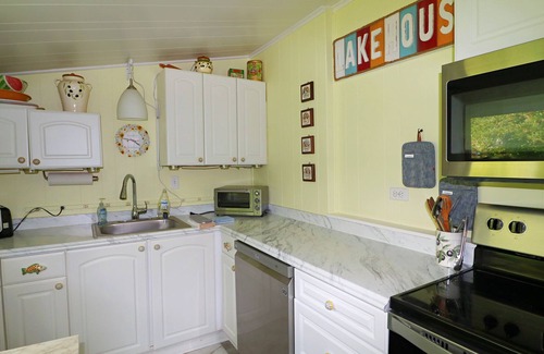 Jamestown Cottage | Beautiful Bonita is a charming, privately owned 2-bedroom lake front cottage