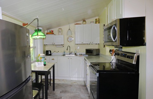 Jamestown Cottage | Beautiful Bonita is a charming, privately owned 2-bedroom lake front cottage