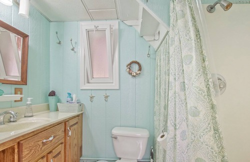 Jamestown Cottage | Beautiful Bonita is a charming, privately owned 2-bedroom lake front cottage