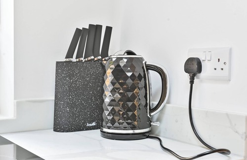 Fulham Broadway Apartment | Beautiful, Bright spacious flat in South West London, near tube