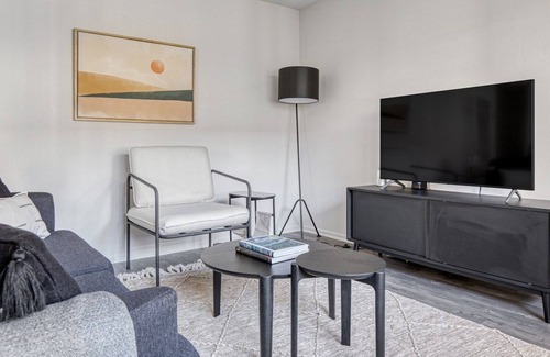 Burbank Apartment | Beautiful Burbank 1BR w/ W/D, Gym & Pool, near TJ & WF, by Blueground