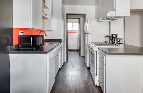 Burbank Apartment | Beautiful Burbank 1BR w/ W/D, Gym & Pool, near TJ & WF, by Blueground