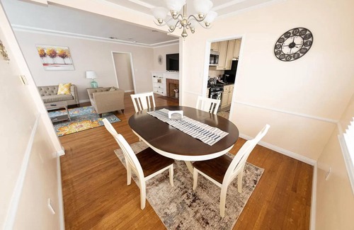 Burbank House | Beautiful Burbank Hills Home with Arcade, Movie Theater & Pool Table