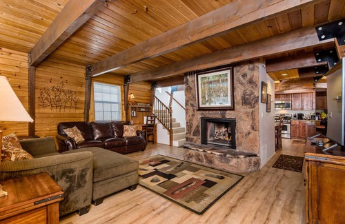 Big Bear Lake House | Beautiful cabin with hot tub! Pet friendly! Cul de sac directly across from lake
