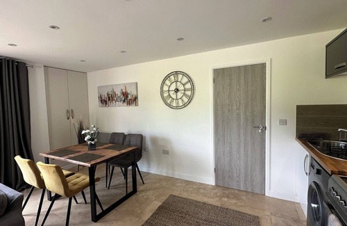 Steyning Cabin | Beautiful Cabin with Pond View