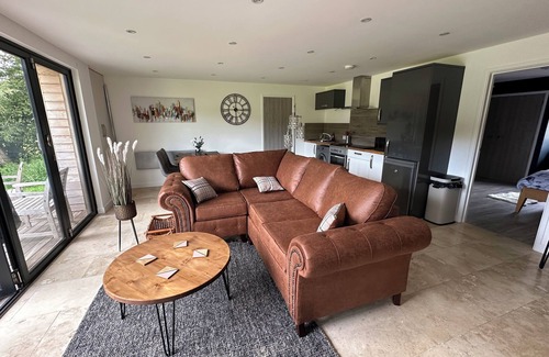 Steyning Cabin | Beautiful Cabin with Pond View