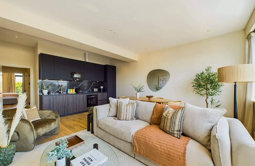 Camden Town Apartment | Beautiful Camden Town Apartment with Balcony