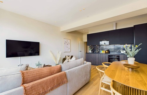 Camden Town Apartment | Beautiful Camden Town Apartment with Balcony