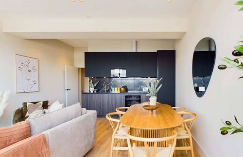 Camden Town Apartment | Beautiful Camden Town Apartment with Balcony