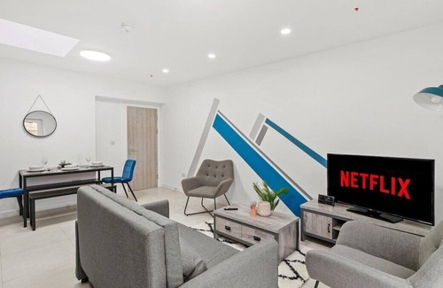 Gabalfa Apartment | Beautiful Central Cardiff Gem - Private Patio