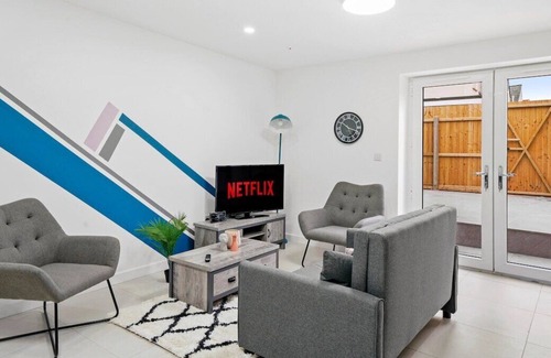 Gabalfa Apartment | Beautiful Central Cardiff Gem - Private Patio