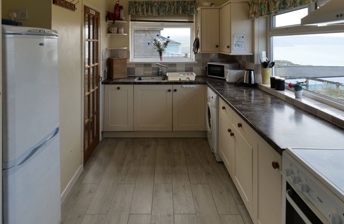 Hayle Ski Chalet | Beautiful chalet with panoramic views of the sea. 2 minutes walk from the beach.