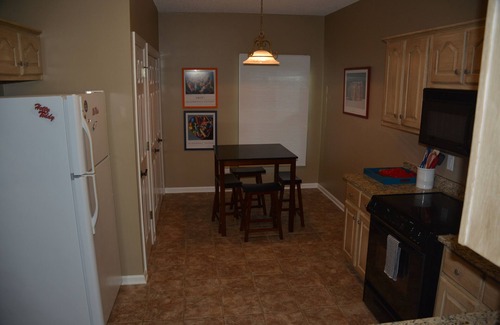 Country Club Condo | Beautiful Condo, 5 mins from the Campus