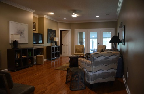 Country Club Condo | Beautiful Condo, 5 mins from the Campus