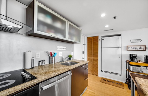 Clearwater Condo | 🌟BEAUTIFUL CONDO close to Beach - Renovated 2Bed/2Bath WIFI pool Prkg🌟