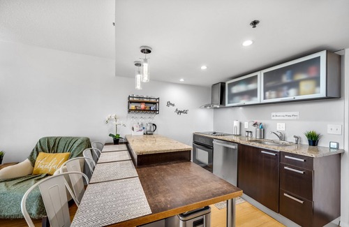 Clearwater Condo | 🌟BEAUTIFUL CONDO close to Beach - Renovated 2Bed/2Bath WIFI pool Prkg🌟