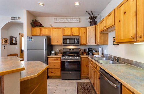 Keystone House | Beautiful Condo Nestled in the Pines/Shared Hot Tub/On Shuttle Route To Slopes
