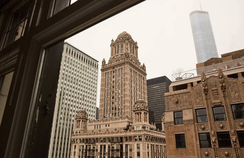 Downtown Chicago Apartment | Beautiful Corner 2 Bedroom in the Loop | Roof Deck