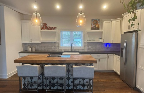 Falconhurst Cottage | Beautiful Cottage in West Asheville