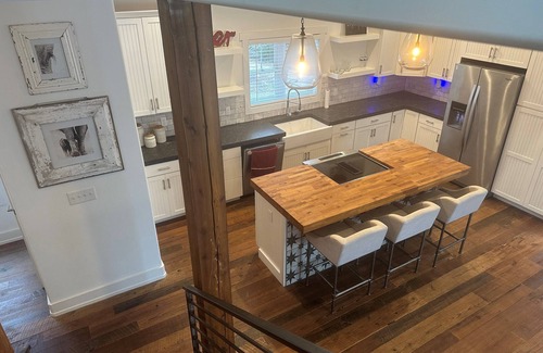 Falconhurst Cottage | Beautiful Cottage in West Asheville