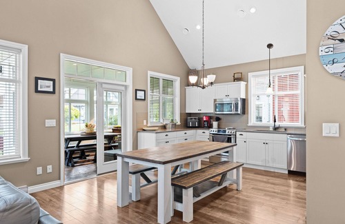 Okanagan-Similkameen Cottage | BEAUTIFUL COTTAGE JUST STEPS FROM THE BEACH nThe cottages on Osoyoos Lake