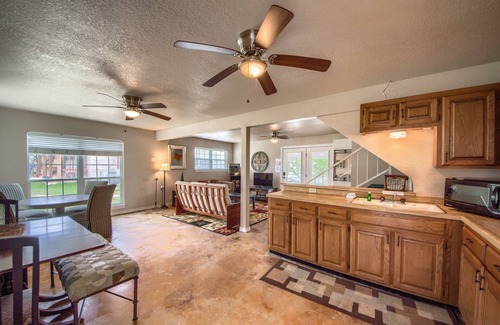 Canyon Lake Cottage | Beautiful Cottage on Canyon Lake that sleeps 6! Over 400 feet of waterfront!