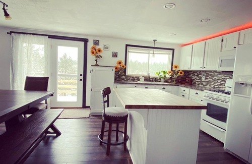 Custer House | Beautiful, Countryside, 6 Bdrm Next to Custer State Park with Air Conditioning