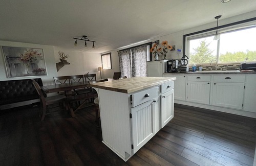 Custer House | Beautiful, Countryside, 6 Bdrm Next to Custer State Park with Air Conditioning