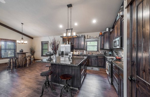 Caldwell House | Beautiful custom barndominium perfect for Aggie game day, events and getaways!