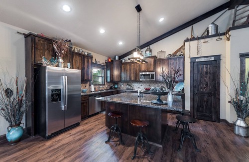 Caldwell House | Beautiful custom barndominium perfect for Aggie game day, events and getaways!