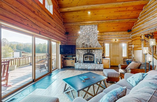 Sagle House | Beautiful, Dog-Friendly Home with WiFi, Private Dock, Beach & Protected Bay