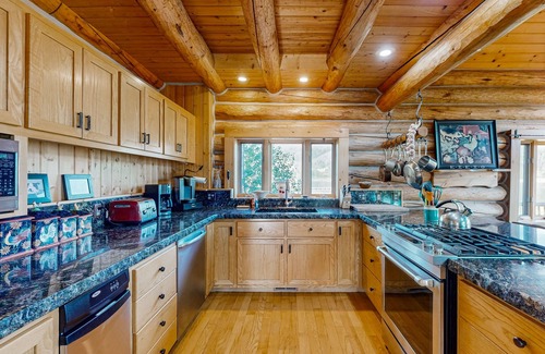 Sagle House | Beautiful, Dog-Friendly Home with WiFi, Private Dock, Beach & Protected Bay