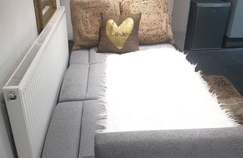 Harehills Apartment | Beautiful En-suite Studio in Leeds -lower Floor