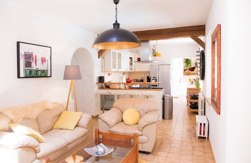 Sauveterre-la-Lemance Villa | Beautiful Country Home in Large Grounds with Woods Leat and Heated Swimming Pool