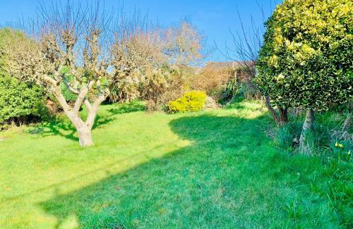 Kingsbridge Apartment | Beautiful Garden Room with Private Entrance