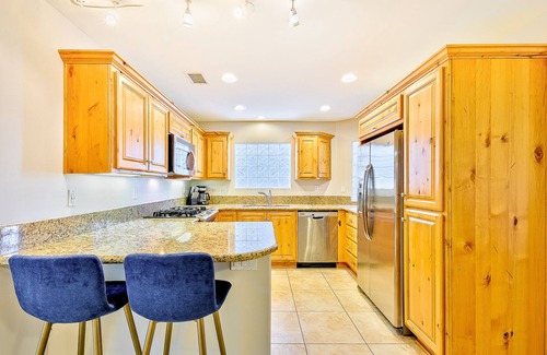 Crown Point House | Beautiful Home, Bay + Beach Views, Rooftop Deck & Firepit